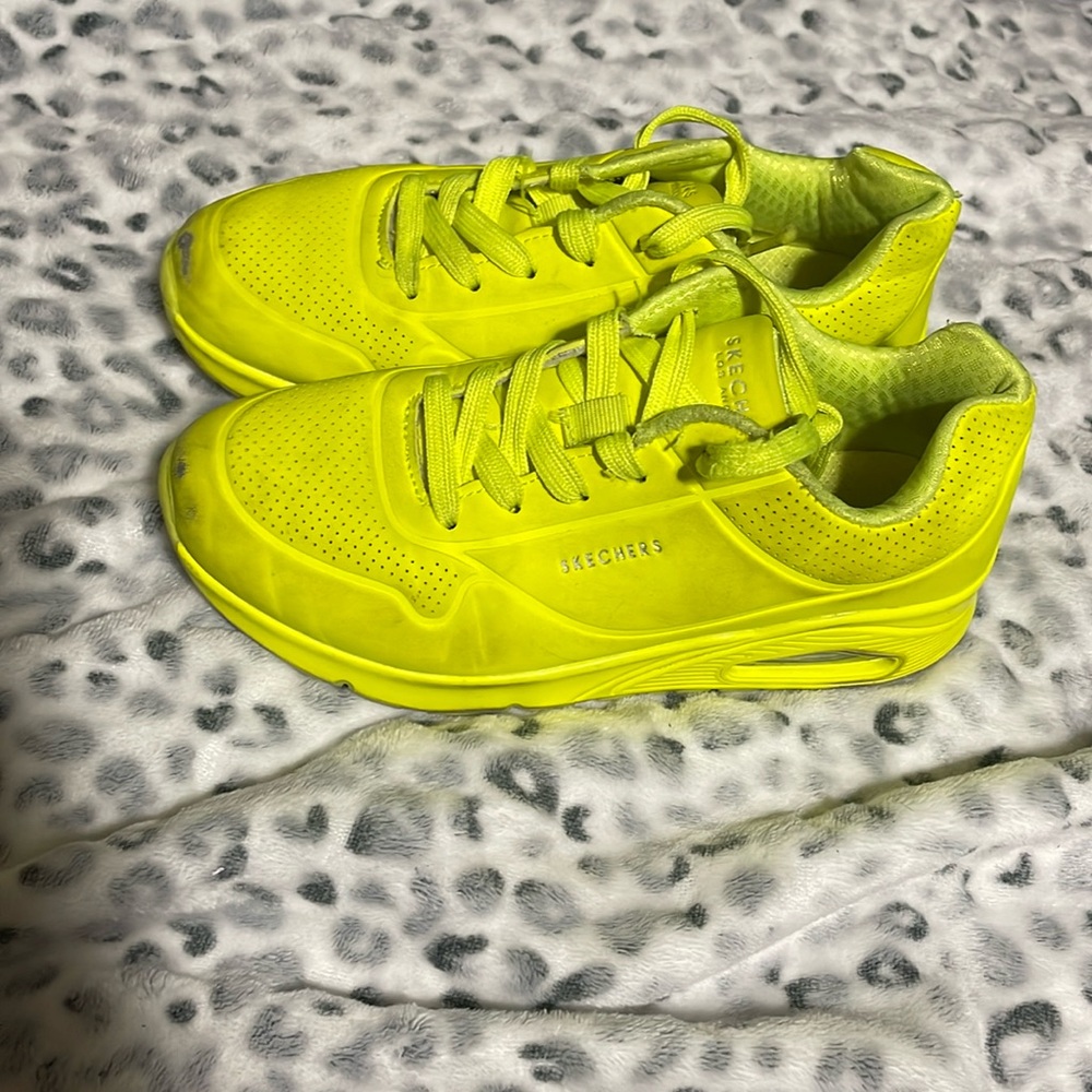 Used Skechers for girls size 2.5 neon yellow